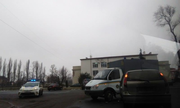 В Ужгороді біля "Буревісника" легковик зіткнувся з автозаком, у якому були арештовані В Ужгороді біля "Буревісника" легковик зіткнувся з автозаком, у якому були арештовані