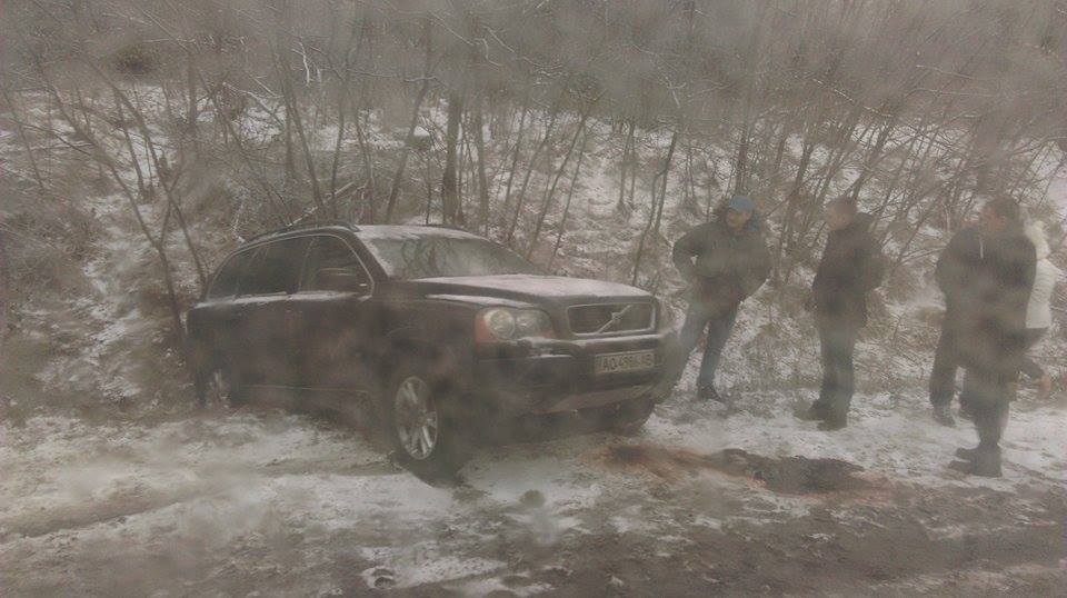 ДТП на Мукачівщині: біля Залужжя позашляховик "Volvo" вилетів у кювет ДТП на Мукачівщині: біля Залужжя позашляховик "Volvo" вилетів у кювет
