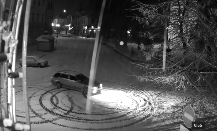У Мукачеві водій влаштував "на камеру" дріфт У Мукачеві водій влаштував "на камеру" дріфт