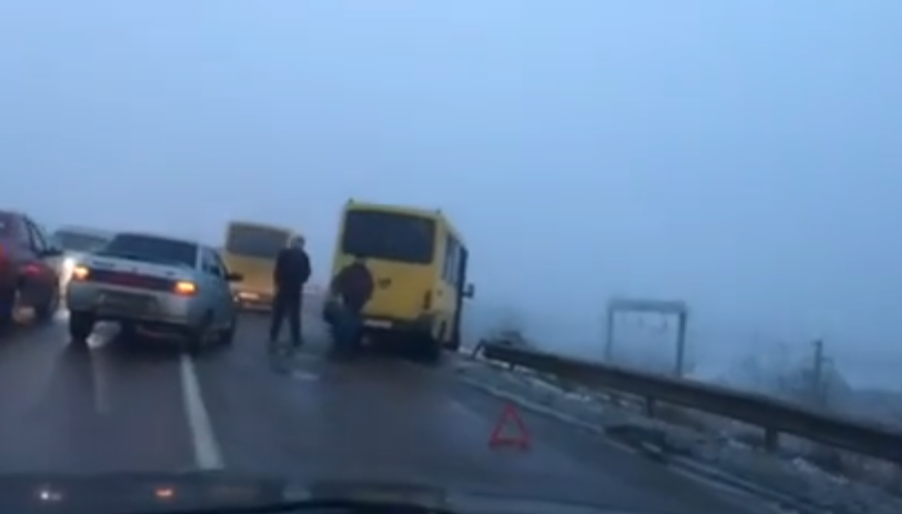 Біля Ужгорода маршрутка пробила відбійник та мало не впала з мосту Біля Ужгорода маршрутка пробила відбійник та мало не впала з мосту