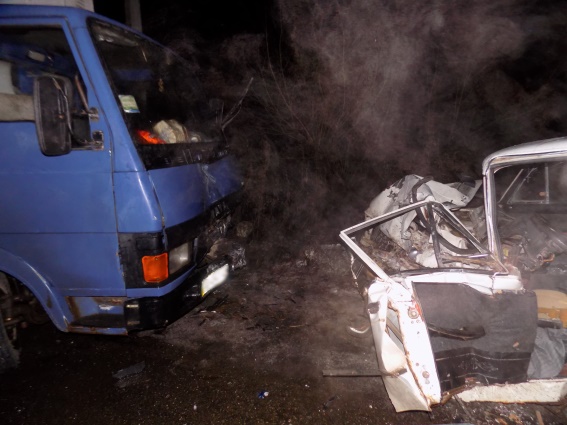 На Виноградівщині вантажівка врізалась в легковик: потерпілого госпіталізували в реанімацію На Виноградівщині вантажівка врізалась в легковик: потерпілого госпіталізували в реанімацію
