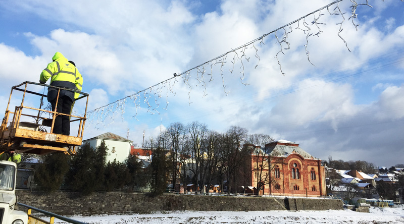 Сьогодні увечері пішохідний міст в Ужгороді засяє новою святковою ілюмінацією Сьогодні увечері пішохідний міст в Ужгороді засяє новою святковою ілюмінацією