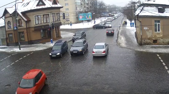 На вулиці Василя Стуса у Мукачеві водій автомобіля не помітив зустрічного легковика і потрапив у ДТП На вулиці Василя Стуса у Мукачеві водій автомобіля не помітив зустрічного легковика і потрапив у ДТП