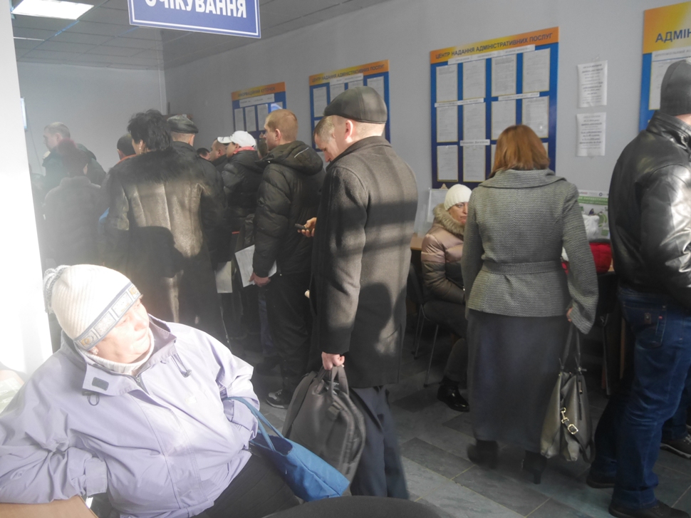 Закарпатські підприємці масово закривають ФОПи: в ужгородському ЦНАПі утворились величезні черги Закарпатські підприємці масово закривають ФОПи: в ужгородському ЦНАПі утворились величезні черги