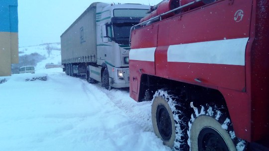 Упродовж доби рятувальники визволили із снігової пастки 14 вантажівок та легковий автомобіль Упродовж доби рятувальники визволили із снігової пастки 14 вантажівок та легковий автомобіль