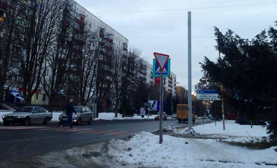 На "смертельному" пішоходному переході в Ужгороді встановлюють потужне освітлення На "смертельному" пішоходному переході в Ужгороді встановлюють потужне освітлення