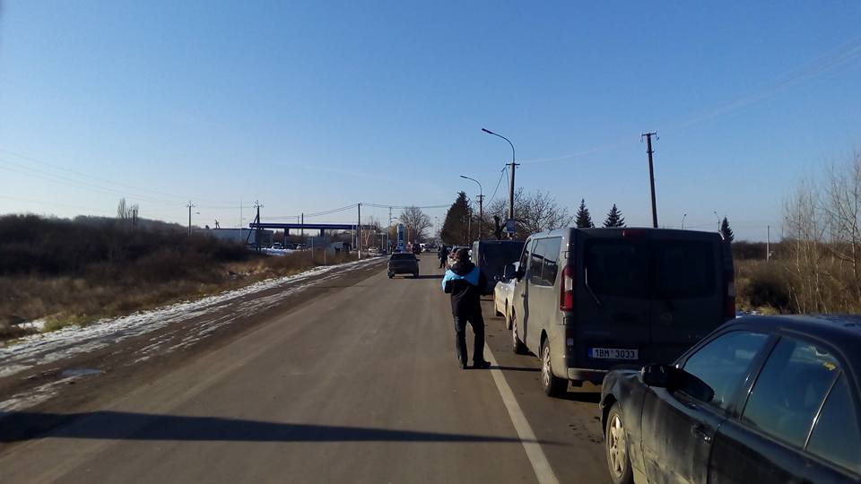 На КПП "Лужанка" утворилась черга з "пересічників" На КПП "Лужанка" утворилась черга з "пересічників"
