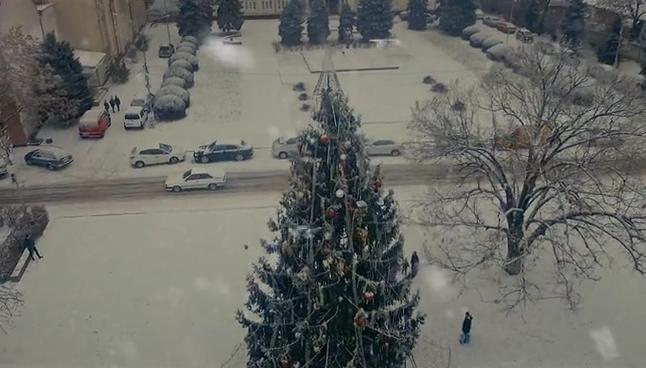 В інтернет-мережі оприлюднили відео головної ялинки Виноградова, зняте з висоти пташиного польоту В інтернет-мережі оприлюднили відео головної ялинки Виноградова, зняте з висоти пташиного польоту