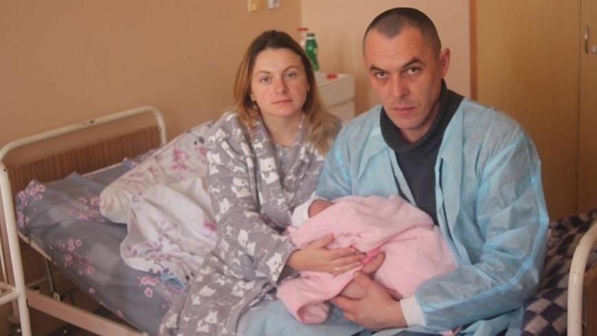 Батьки першої народженої у 2017 році в Ужгороді дівчинки поділились своїми емоціями від новорічного "подарунку" Батьки першої народженої у 2017 році в Ужгороді дівчинки поділились своїми емоціями від новорічного "подарунку"