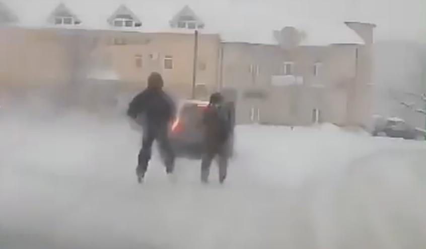 Відчайдушні екстремали з Мукачева катаються на лижах по вулицях міста Відчайдушні екстремали з Мукачева катаються на лижах по вулицях міста