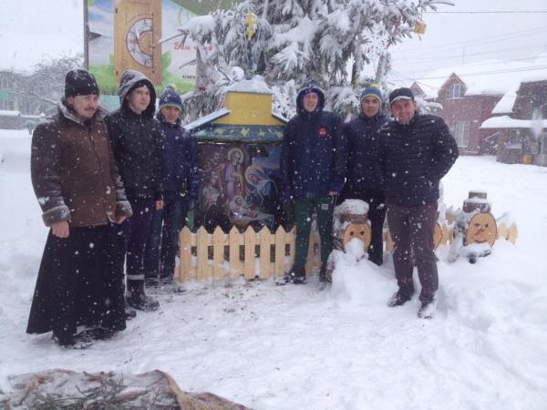 Поруч з головною ялинкою Тереблі встановили Різдвяний вертеп Поруч з головною ялинкою Тереблі встановили Різдвяний вертеп