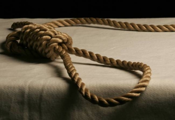 Донька виявила тіло батька, який повісився у власному автомобілі Донька виявила тіло батька, який повісився у власному автомобілі