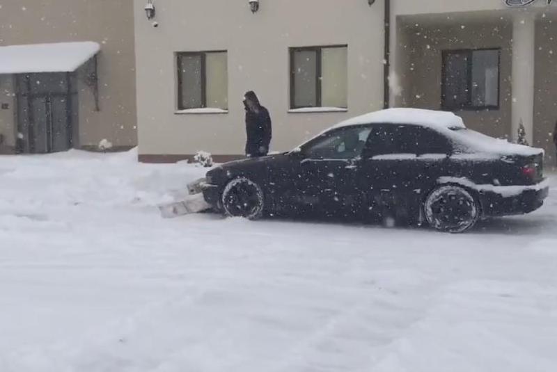 Зимовий майстер-клас: на Закарпатті з автомобіля "BMW" зробили снігоочисну машину