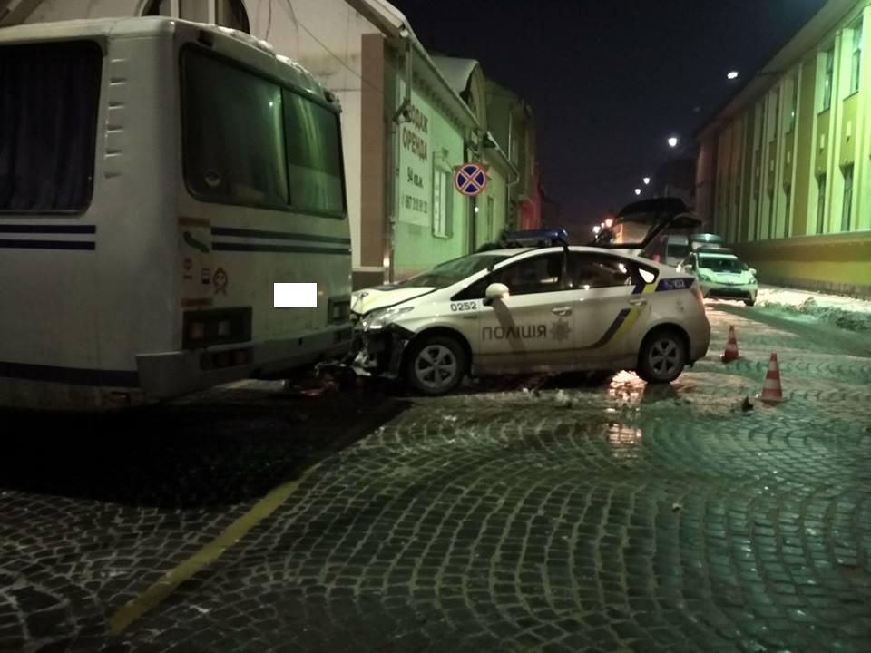 ДТП у Мукачеві: поліцейський "Пріус" "поцілував" автобус ДТП у Мукачеві: поліцейський "Пріус" "поцілував" автобус