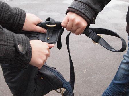 Троє грабіжників вирвали з рук 77-річної пенсіонерки сумочку з грошима Троє грабіжників вирвали з рук 77-річної пенсіонерки сумочку з грошима