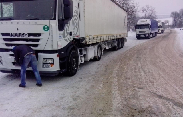 Проїзд вантажівок по трасі "Мукачево – Рогатин" відновлено Проїзд вантажівок по трасі "Мукачево – Рогатин" відновлено
