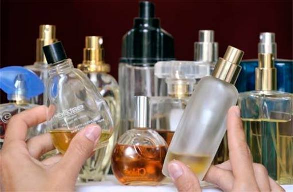 В Ужгороді чоловік виніс з магазину косметики парфуми В Ужгороді чоловік виніс з магазину косметики парфуми