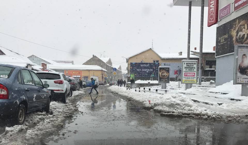 Бардак на вулицях Мукачева: сніг паде і тане, а прибирати його нема кому