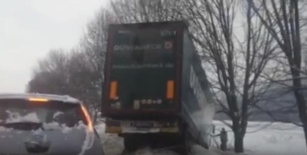 Потрійна ДТП на Хустщині: вантажівка з’їхала у кювет Потрійна ДТП на Хустщині: вантажівка з’їхала у кювет