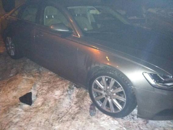 У Рахові чоловік вбив зловмисника, який хотів підпалити його "Ауді-А6" У Рахові чоловік вбив зловмисника, який хотів підпалити його "Ауді-А6"