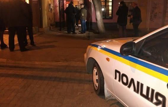 Нетверезий житель Хуста зайшов у магазин алкоголю, вибивши дверний склопакет Нетверезий житель Хуста зайшов у магазин алкоголю, вибивши дверний склопакет