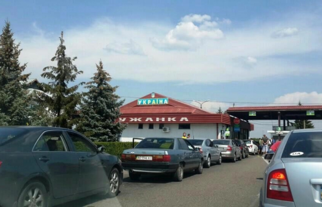 На контрольно-пропускних пунктах з Угорщиною спостерігаються великі черги На контрольно-пропускних пунктах з Угорщиною спостерігаються великі черги