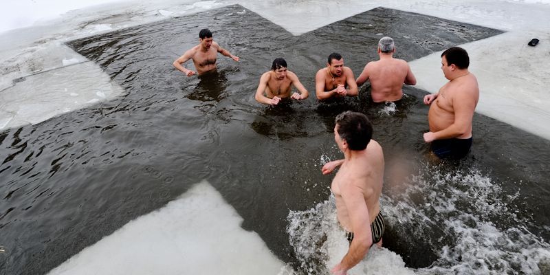 Мукачівські рятувальники дали поради, як уберегтися від переохолодження під час хрещенського купання Мукачівські рятувальники дали поради, як уберегтися від переохолодження під час хрещенського купання