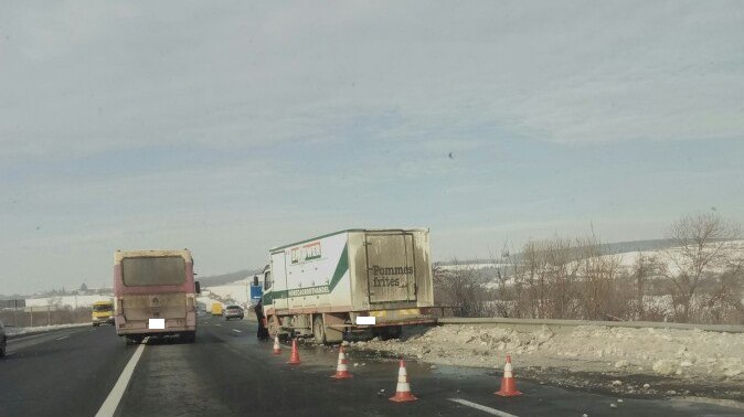 На трасі "Київ-Чоп" сталась ДТП: зіткнулись "Volkswagen" та "Mercedes" На трасі "Київ-Чоп" сталась ДТП: зіткнулись "Volkswagen" та "Mercedes"