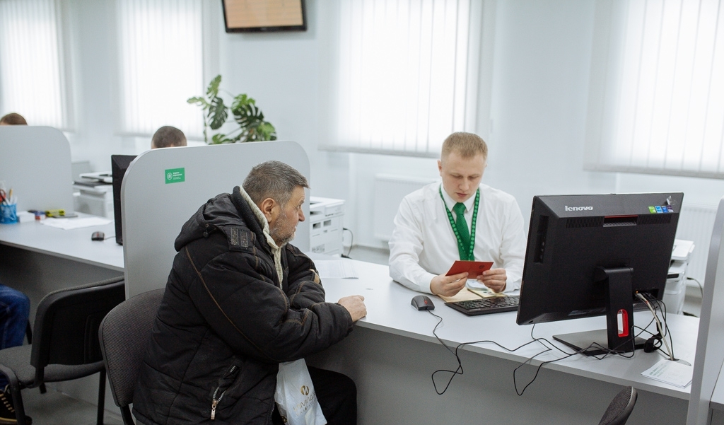 ФОТО: Наталя Боднар В Ужгороді реєструватимуть авто та отримуватимуть водійські посвідчення по-новому
