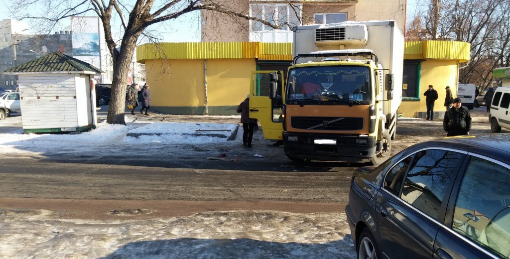 Жінка підзковзнулась на тротуарі і впала під вантажівку Жінка підзковзнулась на тротуарі і впала під вантажівку