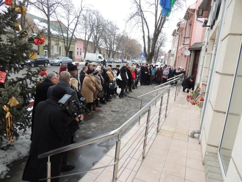 Біля консульства Угорщини в Берегові вшанували жертв жахливої аварії в Італії Біля консульства Угорщини в Берегові вшанували жертв жахливої аварії в Італії