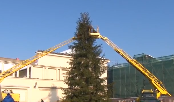 Розпочато демонтаж головної ялинки Ужгорода Розпочато демонтаж головної ялинки Ужгорода