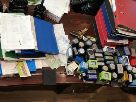 СБУ викрила закарпатських перевізників із купою підроблених документів та печаток СБУ викрила закарпатських перевізників із купою підроблених документів та печаток