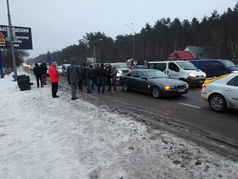 На в’їздах до Києва протести, палають шини: активісти вимагають прийняти закон про тимчасове ввезення авто з-за кордону На в’їздах до Києва протести, палають шини: активісти вимагають прийняти закон про тимчасове ввезення авто з-за кордону