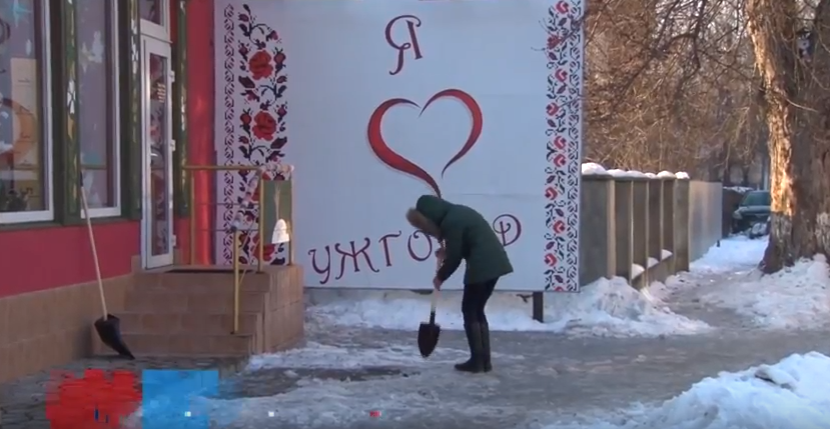 Ужгородські підприємці колють лід, щоб не платити штрафи Ужгородські підприємці колють лід, щоб не платити штрафи