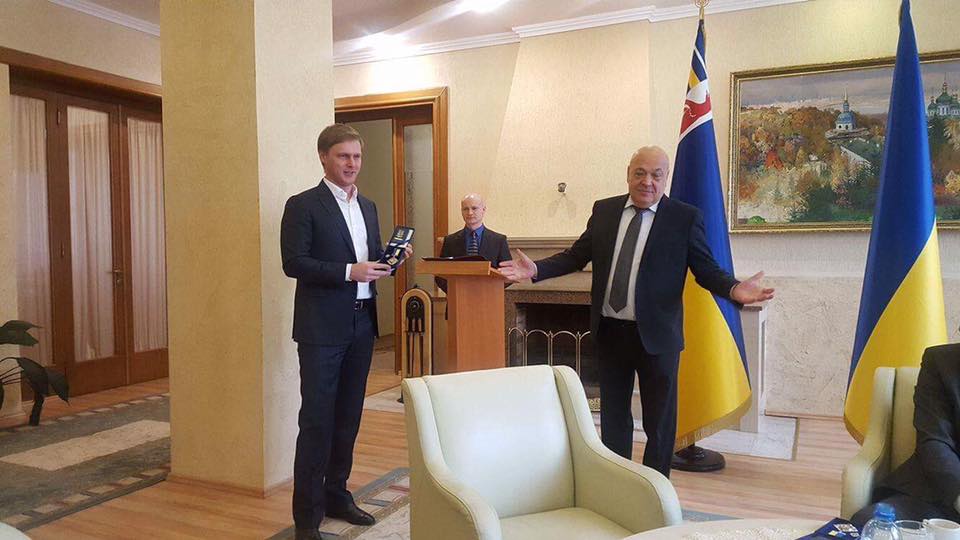 Геннадій Москаль нагородив нардепа від Закарпаття почесною відзнакою Геннадій Москаль нагородив нардепа від Закарпаття почесною відзнакою