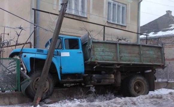 У Виноградові вночі вантажівка влетіла в огорожу У Виноградові вночі вантажівка влетіла в огорожу