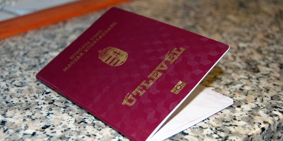 ЗМІ: "Підозрюваний у хабарі ужгородський чиновник втік по угорському паспорту за кордон" ЗМІ: "Підозрюваний у хабарі ужгородський чиновник втік по угорському паспорту за кордон"