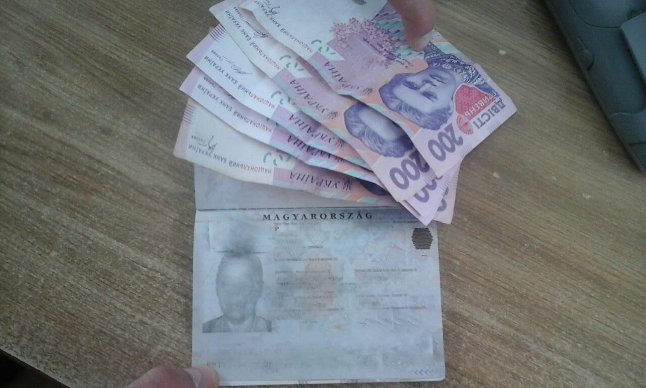 Жінка, якій заборонено в’їзд в Україну, намагалась підкупити прикордонника і таким чином потрапити у країну Жінка, якій заборонено в’їзд в Україну, намагалась підкупити прикордонника і таким чином потрапити у країну