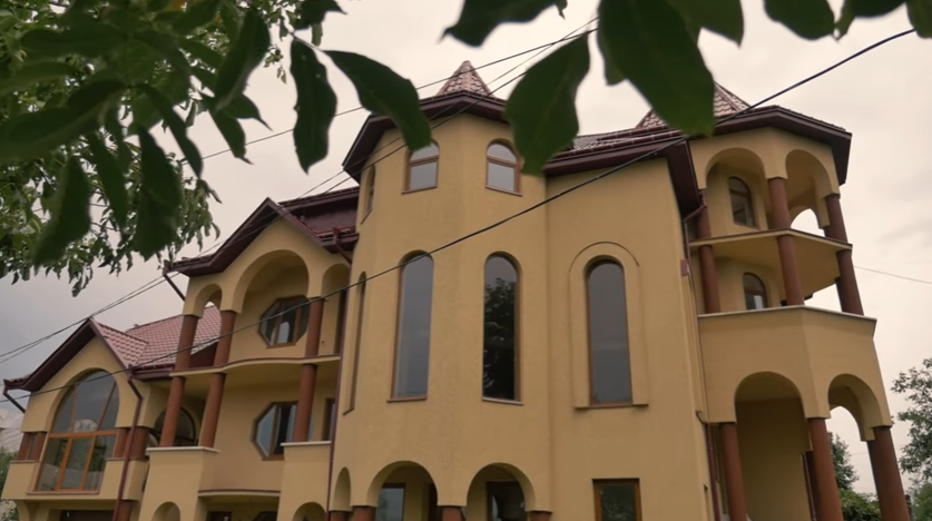 Найбагатше село та найбідніше поселення ромів в Закарпатті: порівняння від проекту "Ukraїner" Найбагатше село та найбідніше поселення ромів в Закарпатті: порівняння від проекту "Ukraїner"