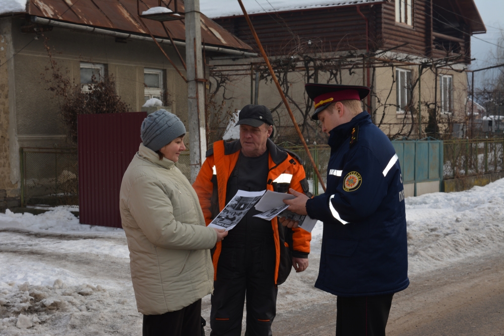 Жителів Ужгородщини рятувальники навчали правилам безпеки у побуті Жителів Ужгородщини рятувальники навчали правилам безпеки у побуті