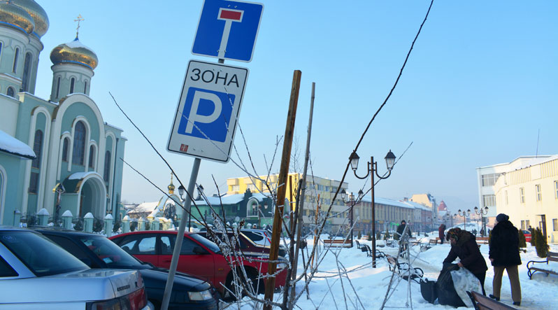 У Хусті за останній час водії пошкодили вже кілька дорожніх знаків У Хусті за останній час водії пошкодили вже кілька дорожніх знаків
