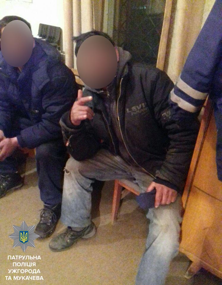 В Ужгороді біля вокзалу твоє грабіжників побили чоловіка В Ужгороді біля вокзалу твоє грабіжників побили чоловіка