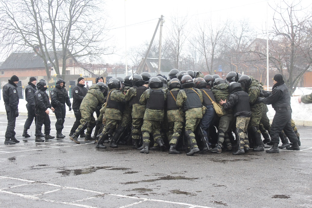 Закарпатських поліцейських перевірили на готовність до виконання поставлених завдань Закарпатських поліцейських перевірили на готовність до виконання поставлених завдань