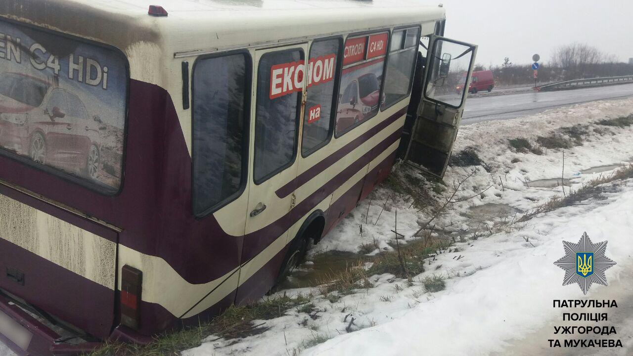 На трасі "Київ-Чоп" між Ужгородом та Мукачевом рейсовий автобус з’їхав у кювет На трасі "Київ-Чоп" між Ужгородом та Мукачевом рейсовий автобус з’їхав у кювет