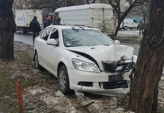 В Ужгороді зіткнулись "Шкода" та мікроавтобус. Легкових відкинуло на узбіччя, де він в’їхав у дерево В Ужгороді зіткнулись "Шкода" та мікроавтобус. Легкових відкинуло на узбіччя, де він в’їхав у дерево