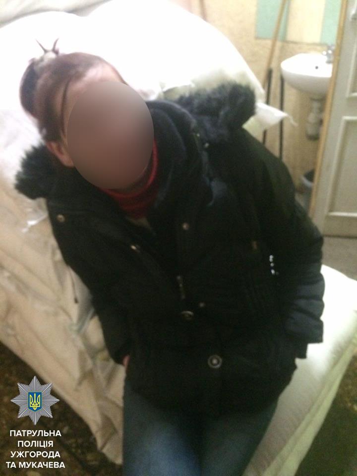 В Ужгороді затримали жінку, яка займалась крадіжками зі скриньок для зберігання речей у супермаркетах В Ужгороді затримали жінку, яка займалась крадіжками зі скриньок для зберігання речей у супермаркетах