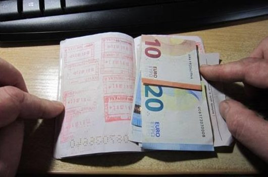 Прикордонник відмовився від хабара, який йому пропонував громадянин Румунії Прикордонник відмовився від хабара, який йому пропонував громадянин Румунії