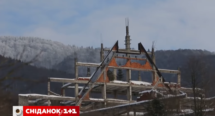 Журналісти розповіли про дивний об’єкт на Закарпатті, який у народі прозвали "Титаніком" Журналісти розповіли про дивний об’єкт на Закарпатті, який у народі прозвали "Титаніком"