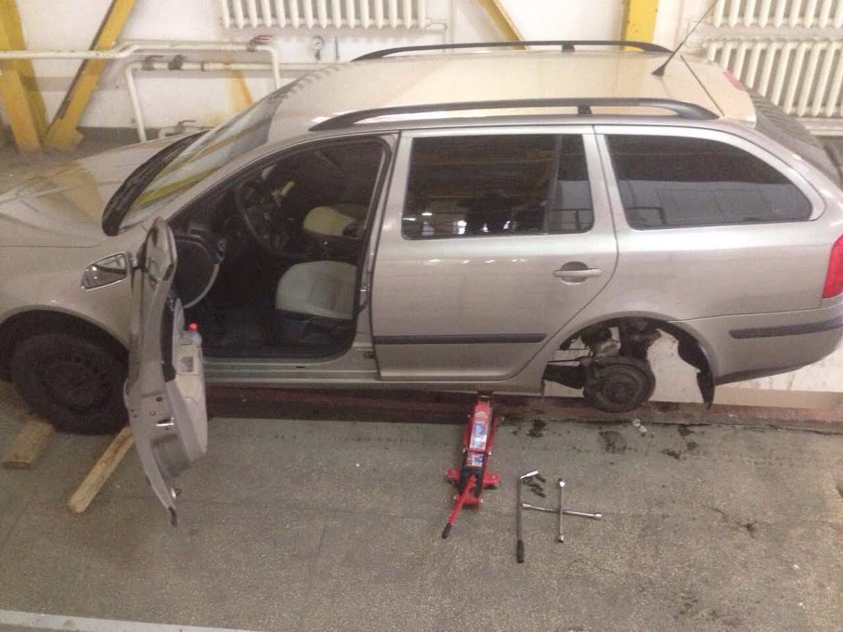Понад півтисячі пачок сигарет угорець приховав у колесах і днищі автомобіля Понад півтисячі пачок сигарет угорець приховав у колесах і днищі автомобіля
